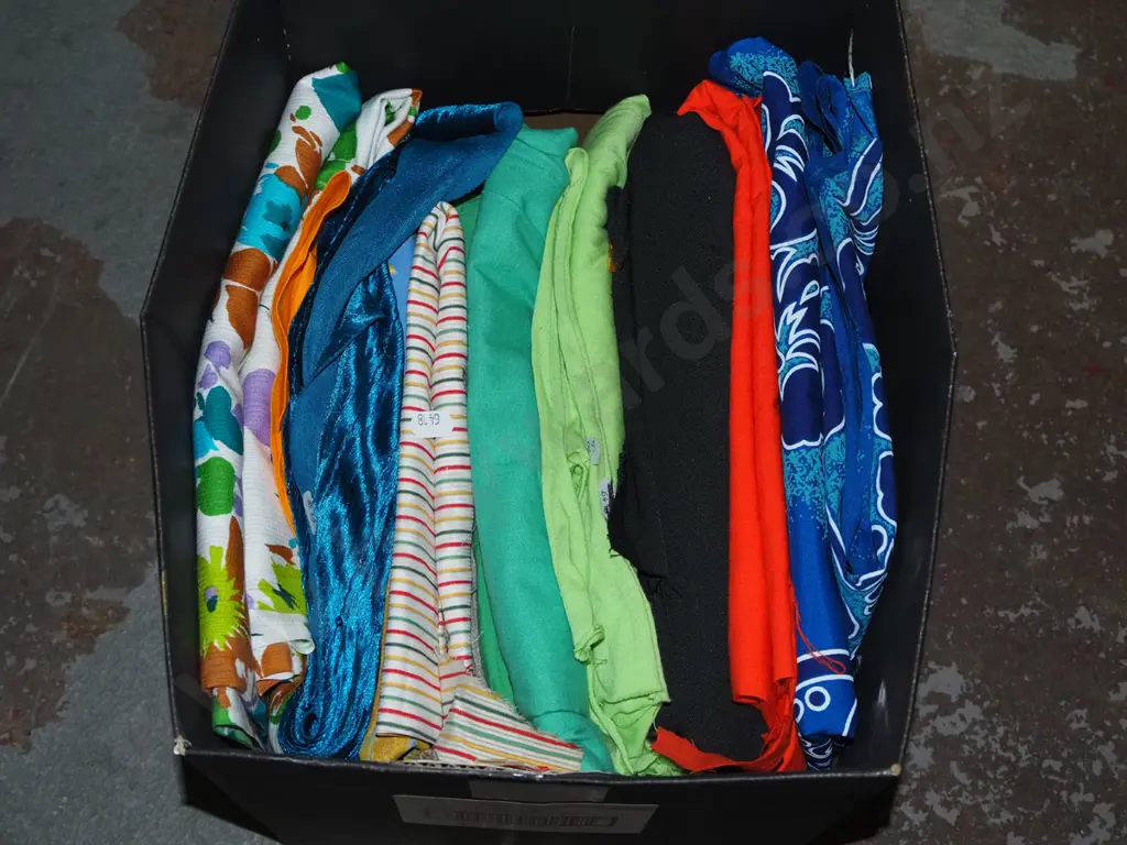 box; various fabric pieces Image 1++