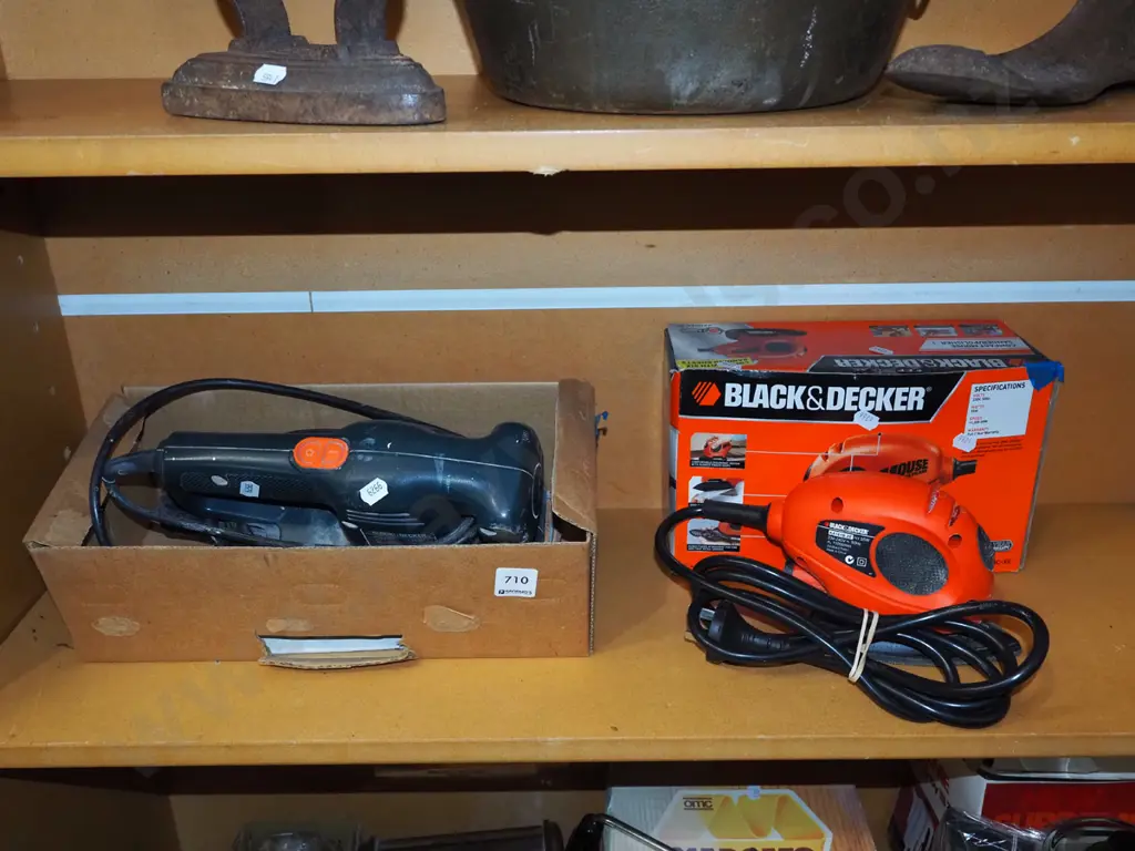 2x Black & Decker orbital sanders Image 1++