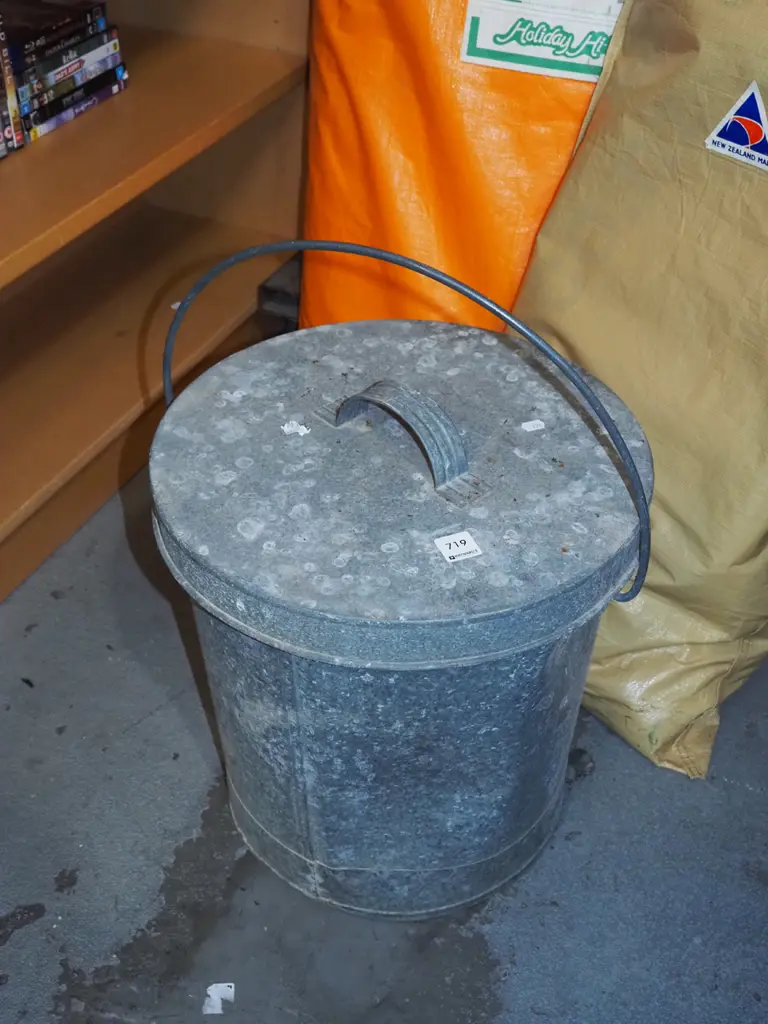galvanised ashcan Image 1++