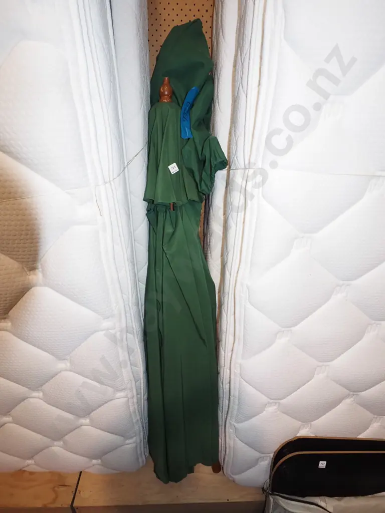 green sun umbrella Image 1++