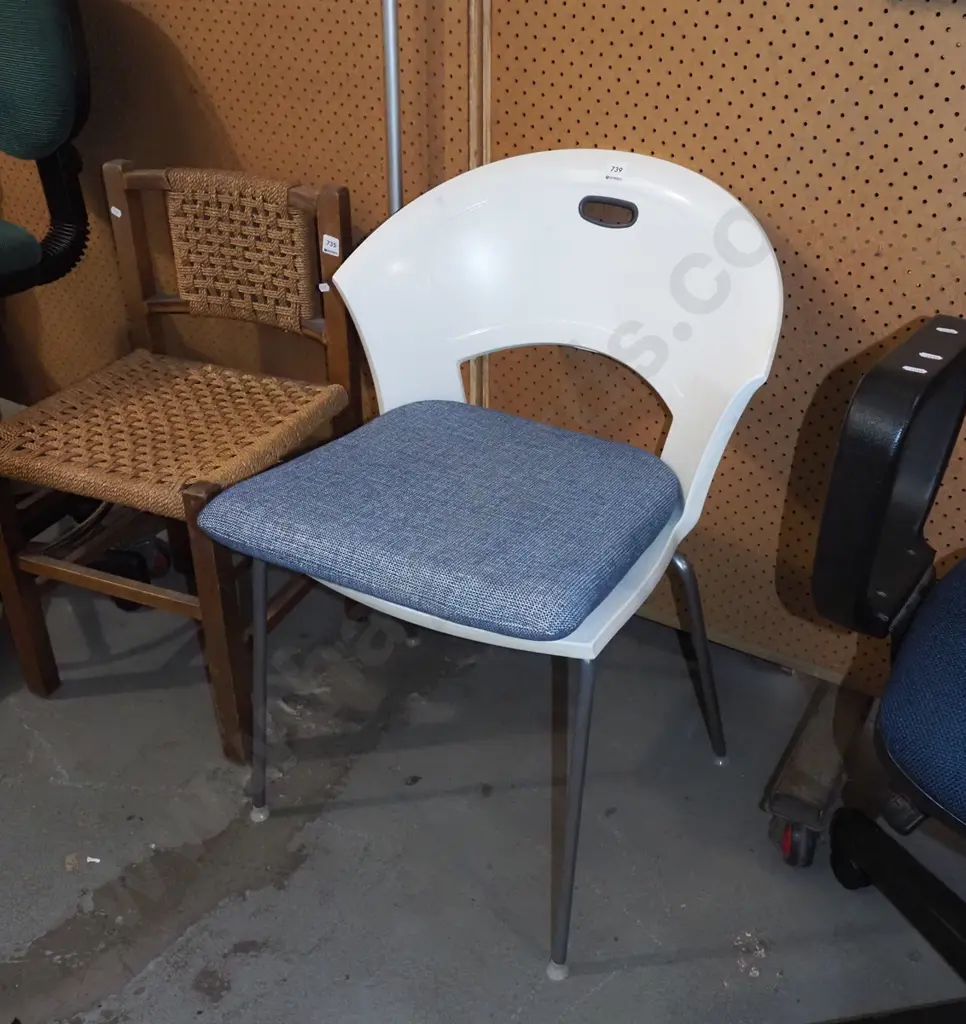white plastic chair with cushion Image 1++