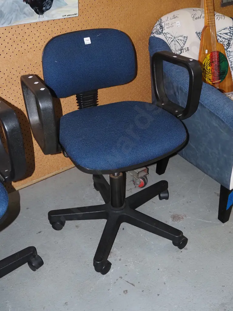 blue office chair Image 1++