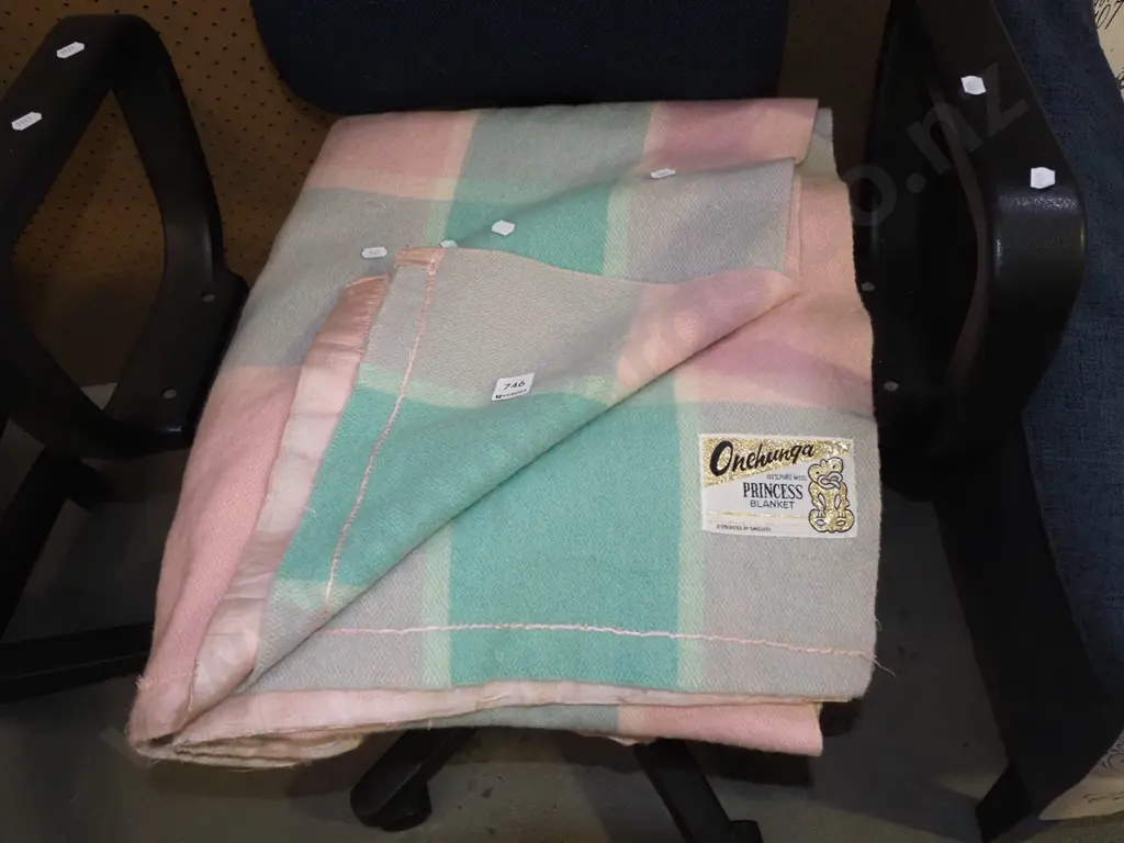 Onehunga Princess checked woollen blanket Image 1++
