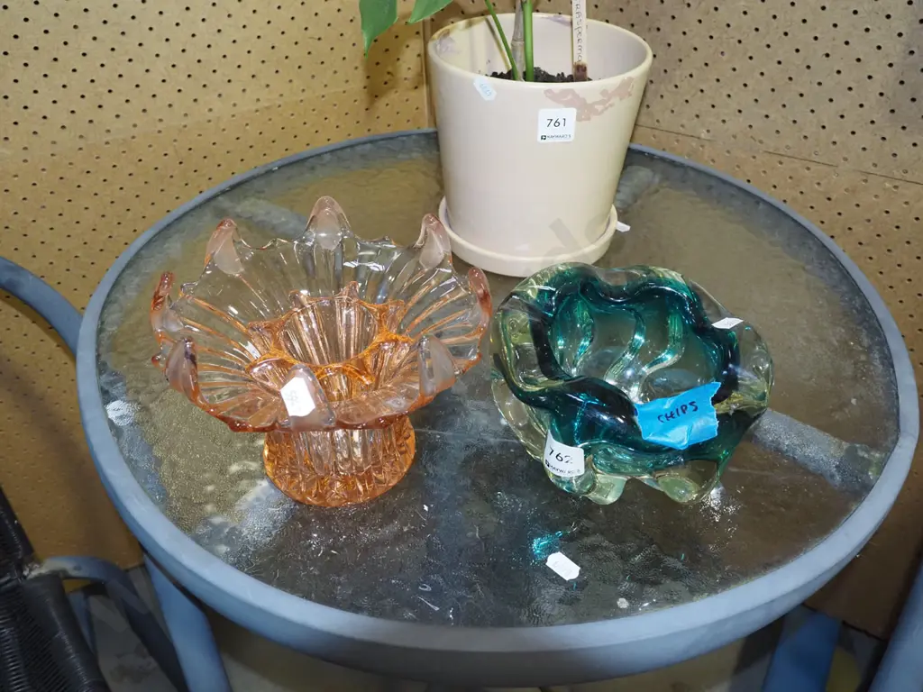 2x glass bowls Image 1++