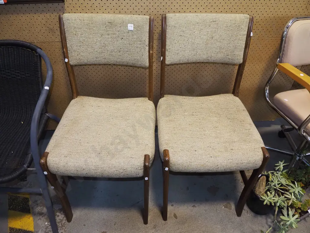 2x woollen upholstered reception chairs Image 1++