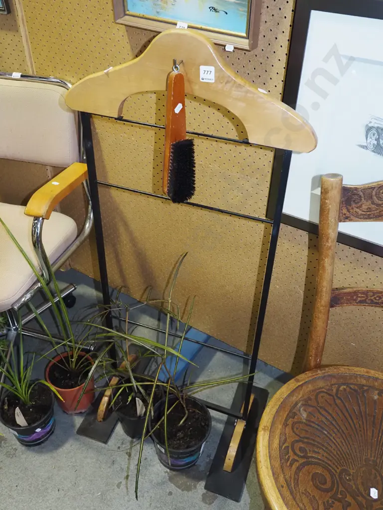 valet stand and brush Image 1++