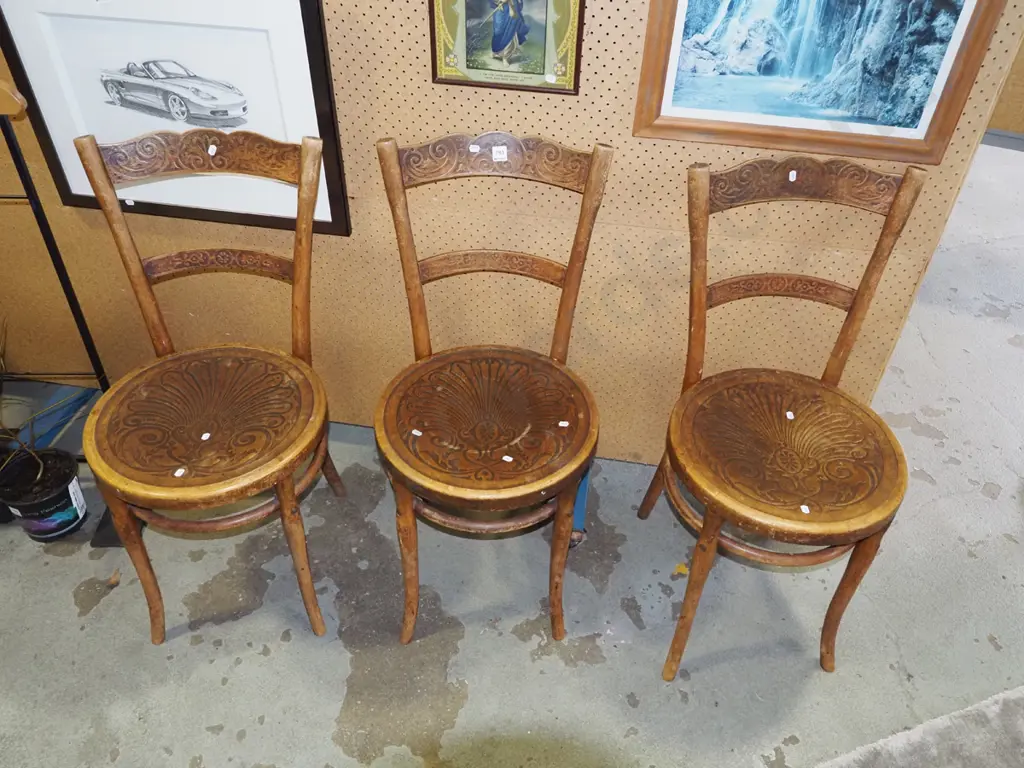 3x pressed and bentwood chairs Image 1++