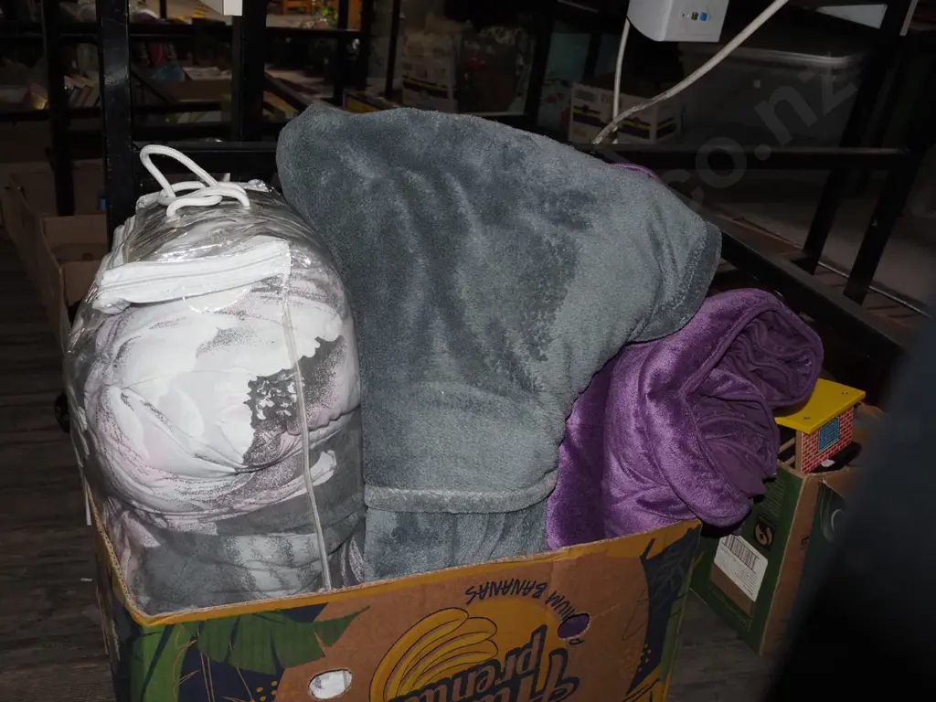 box; blankets, duvet Image 1++