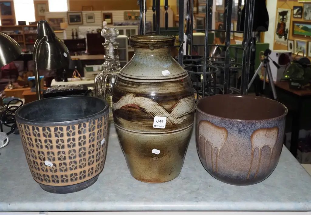 2x jardinieres, pottery vase H325 Image 1++