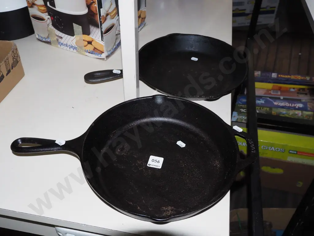2x cast iron frying pans Image 1++