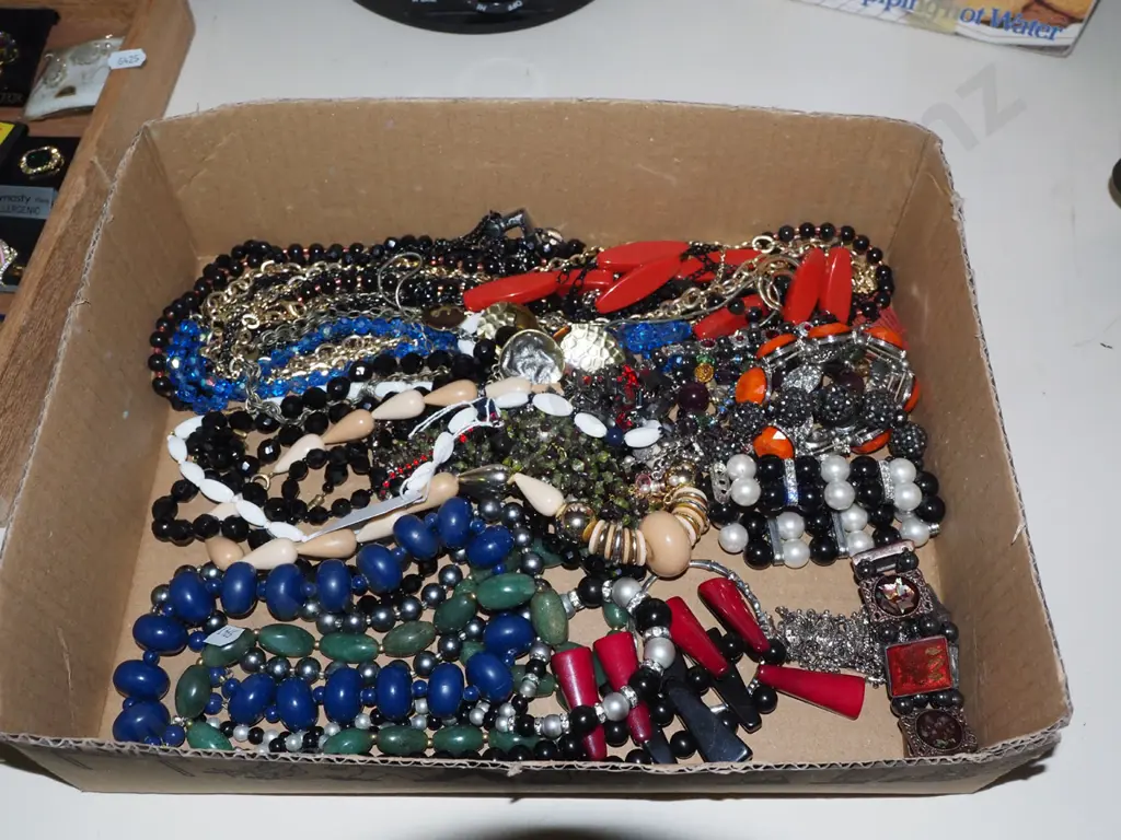 box of costume jewellery Image 1++