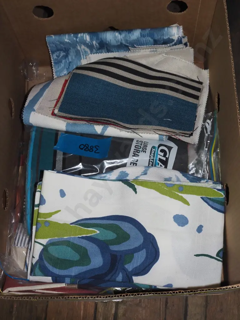 box; fabric pieces Image 1++
