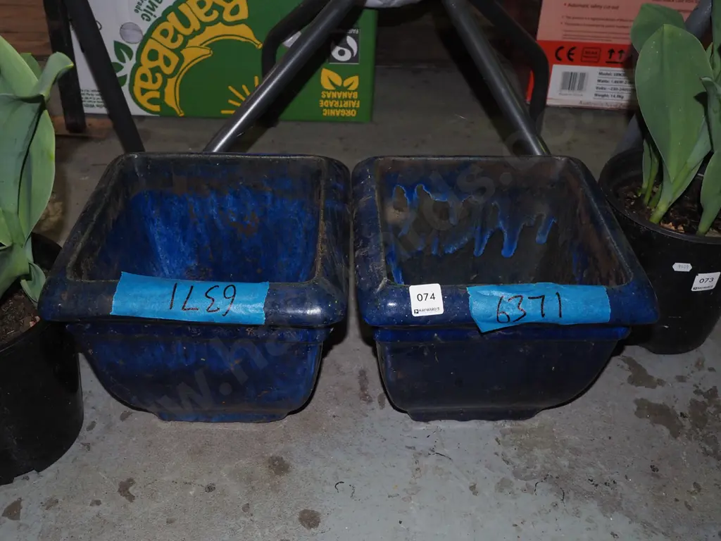 2x glazed square planters H220 Image 1++