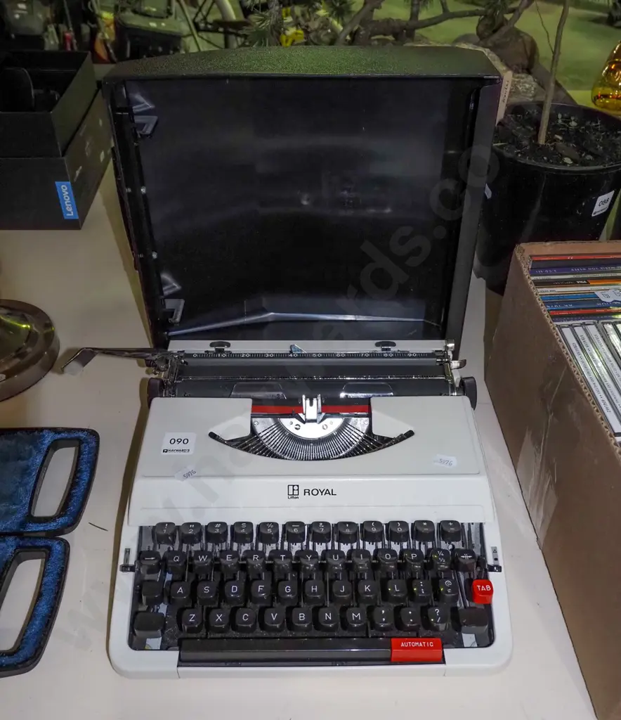 Royal typewriter Image 1++