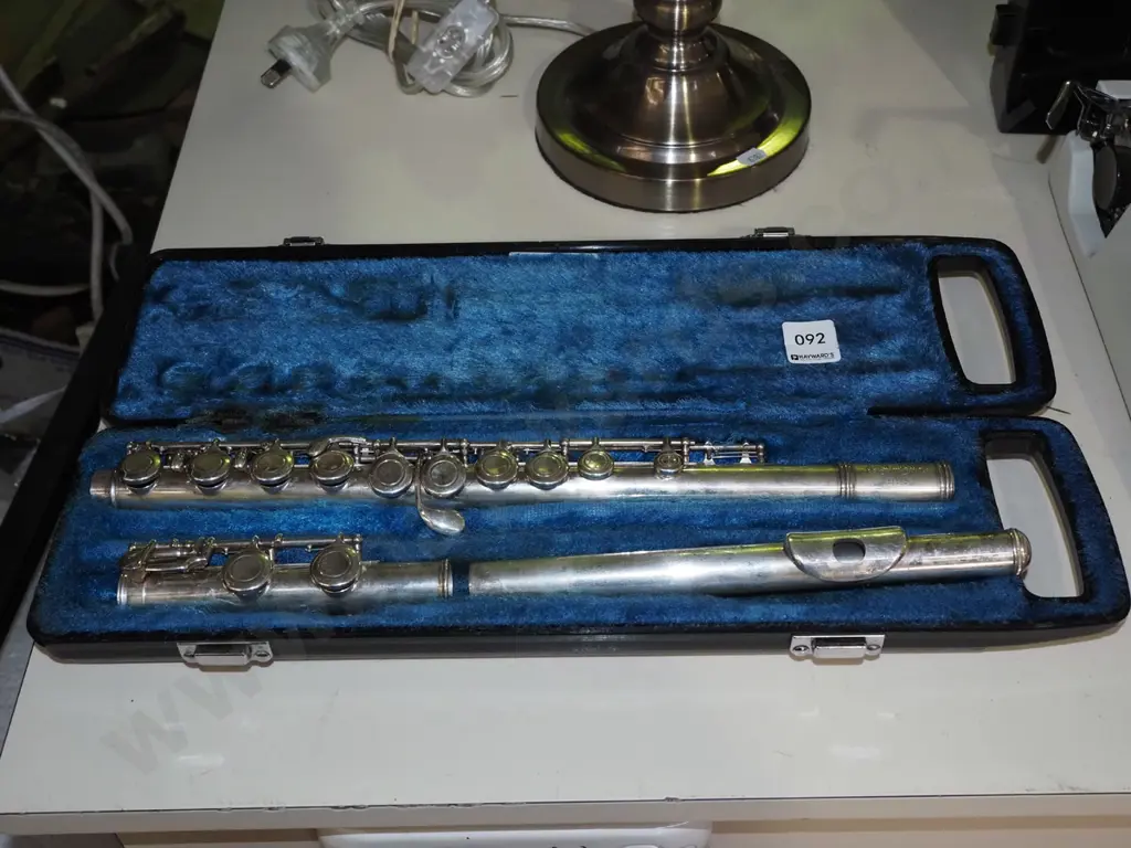 cased flute Image 1++