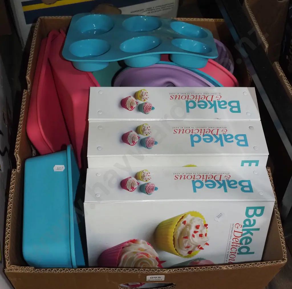 box; baking magazines, baking trays Image 1++