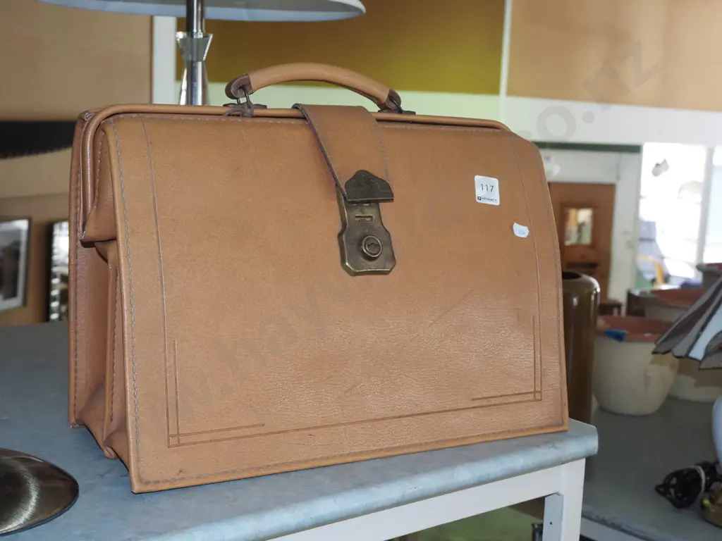 leather doctor's bag Image 1++