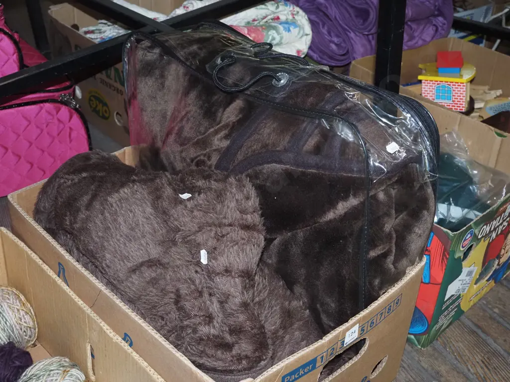 box; synthetic blankets Image 1++