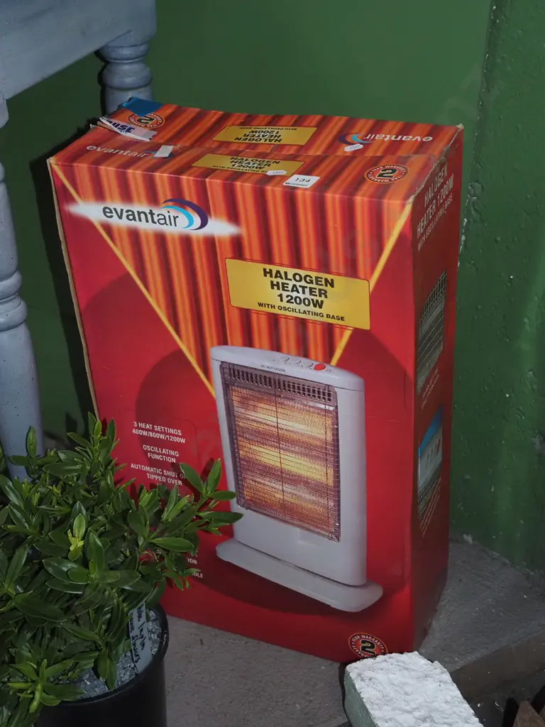boxed Evantair halogen 1200W heater Image 1++