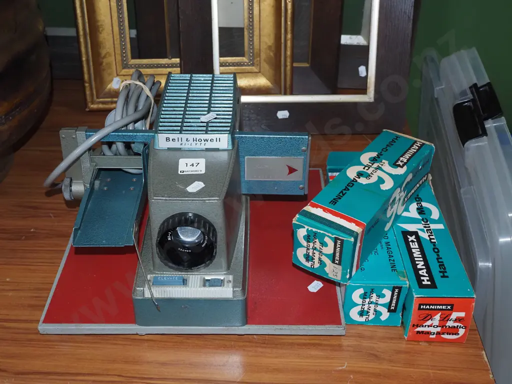 Bell and Howell slide projector with additional cartridges Image 1++