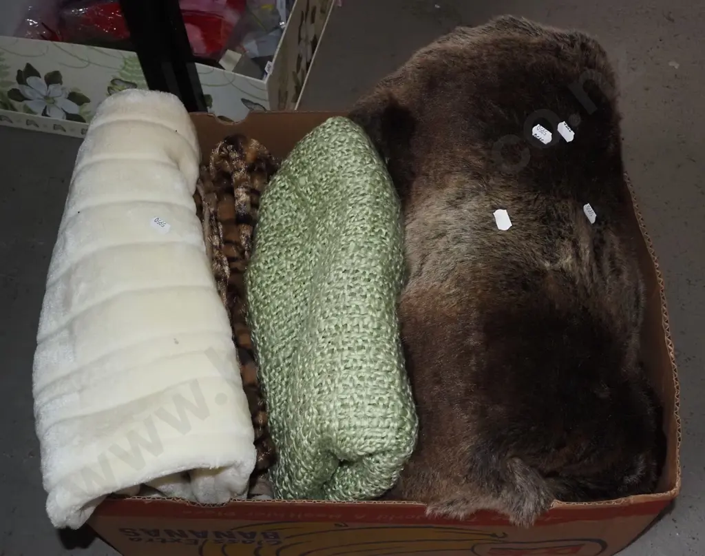 box; blankets   Image 1++