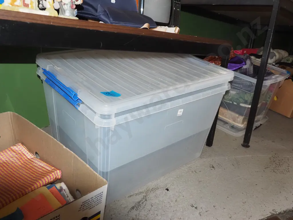 2x lidded clear plastic containers Image 1++