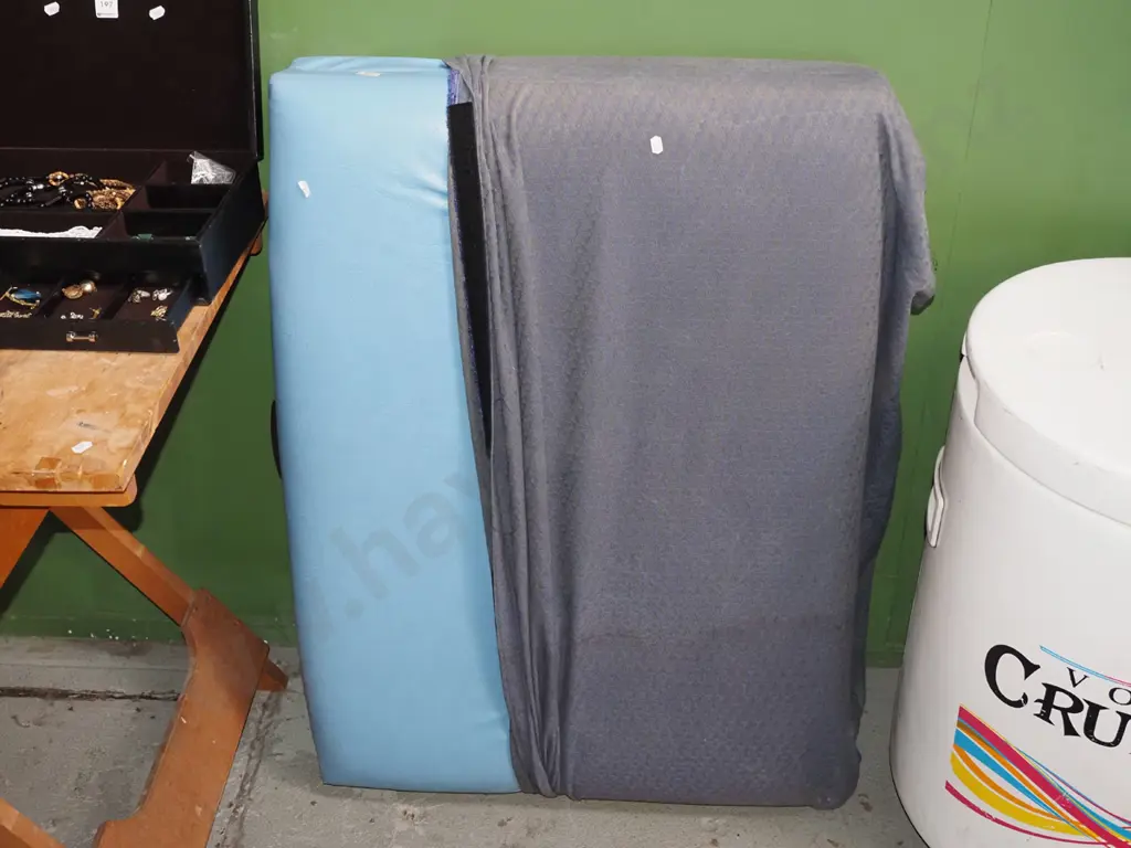 teal vinyl massage table Image 1++