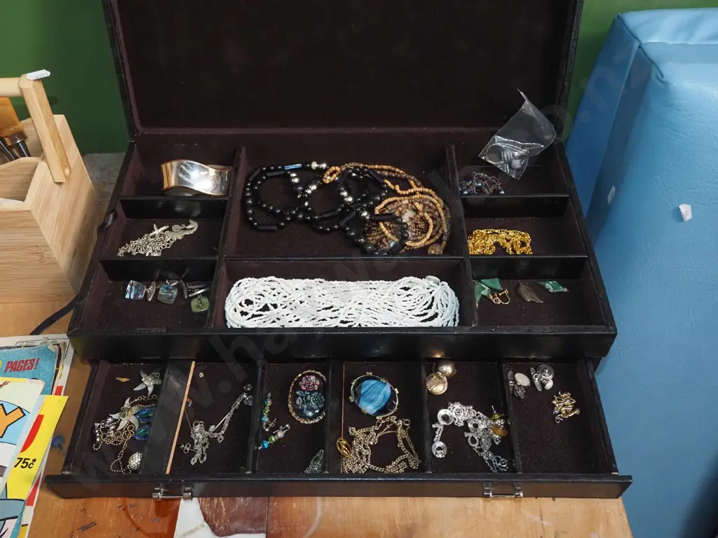 jewellery box; costume jewellery Image 1++