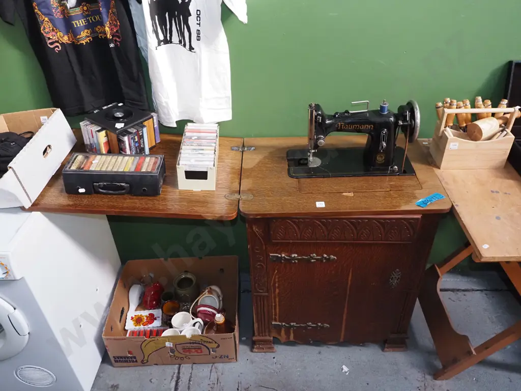 Naumann treadle sewing machine - good condition for age - key in office Image 1++