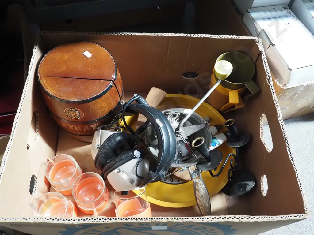 box; headphones, Pyrat rum barrel and decanter etc Image 1++