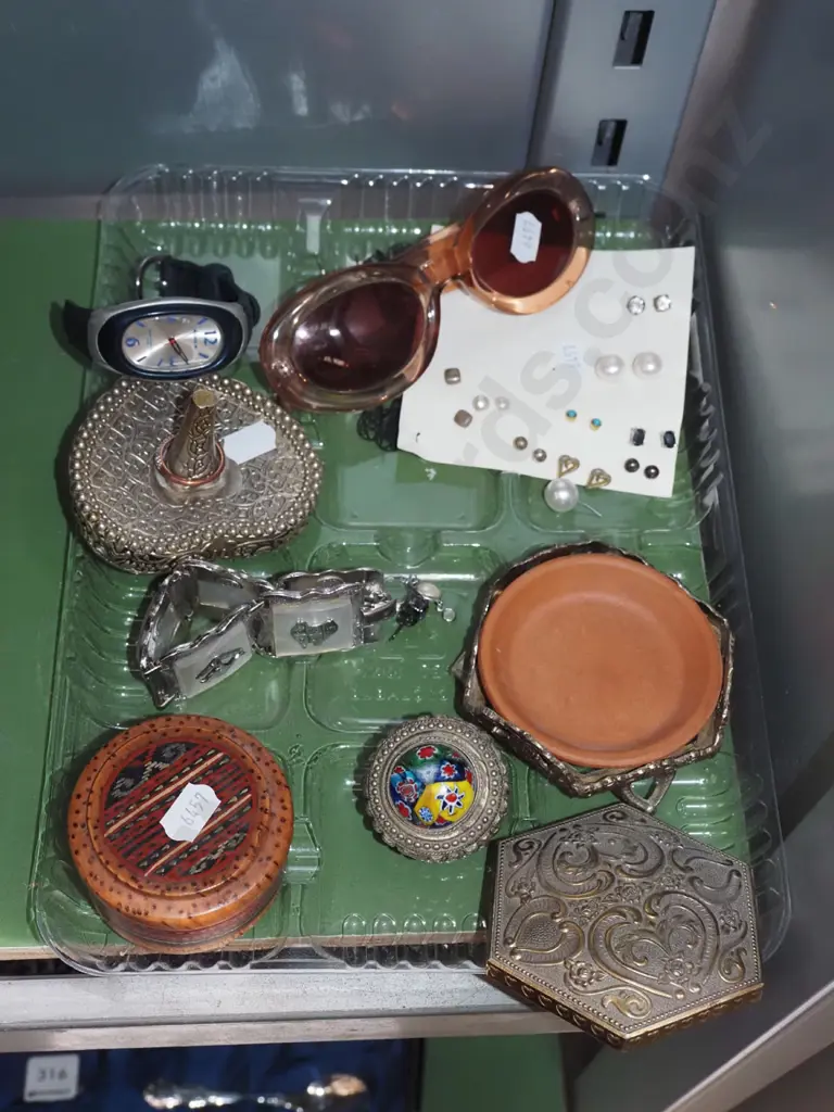tray; sunglasses, earrings, trinket boxes etc Image 1++
