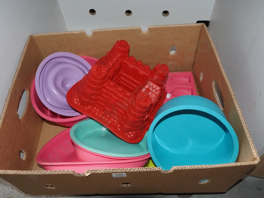 box; rubber cake tins, moulds Image 1++