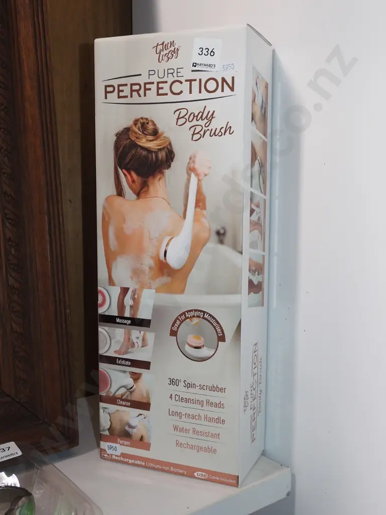 boxed as new Thin Lizzy body brush Image 1++