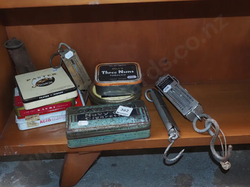 tins, spring scales Image 1++