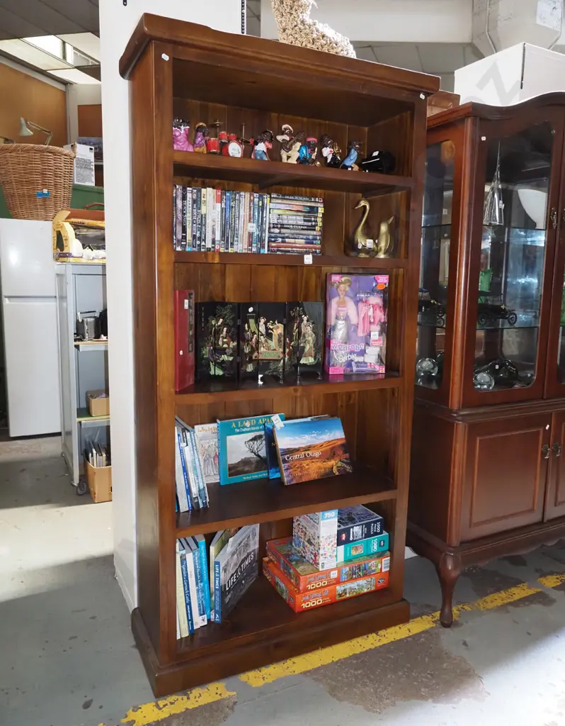 solid pine bookcase H1800 W900 D350 Image 1++