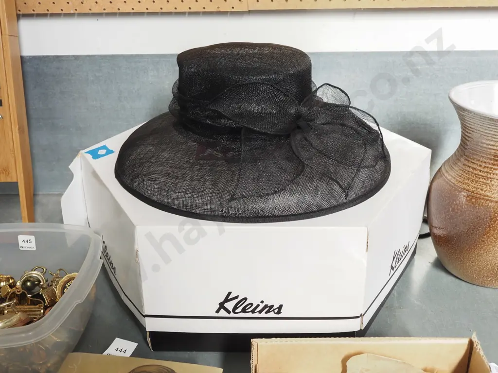 ladies hat and hat box Image 1++