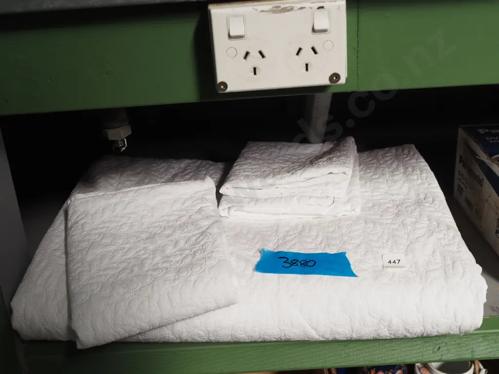 large white quilt, 2x matching pillow cases Image 1++