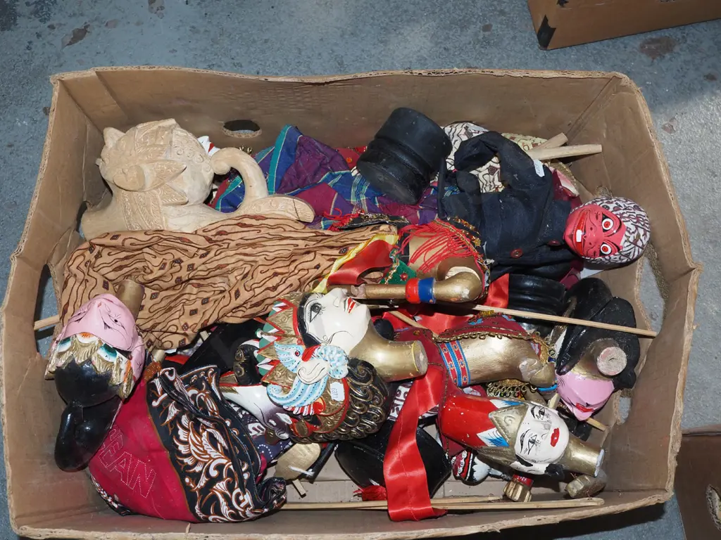 box; Indonesian marionettes etc Image 1++
