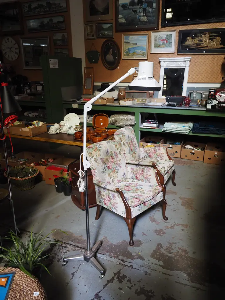 anglepoise fluroescent standard lamp - corrsion to chrome Image 1++