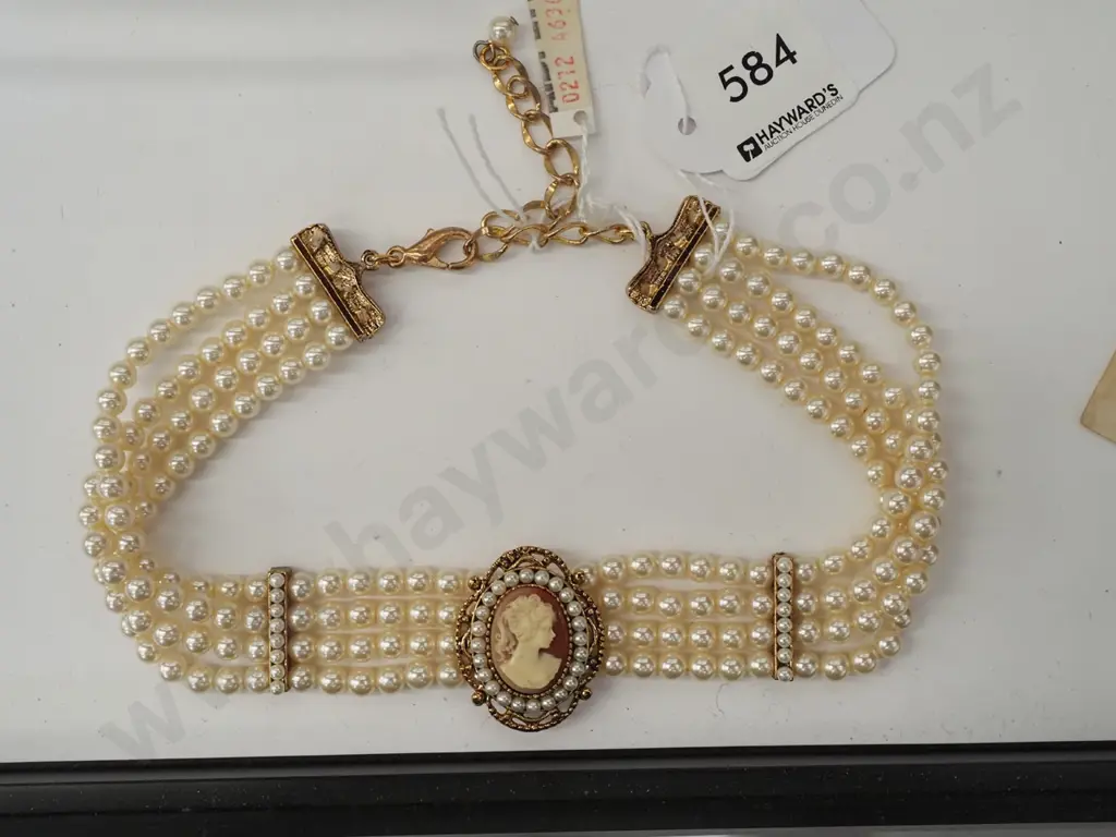 faux pearl cameo choker necklace Image 1++