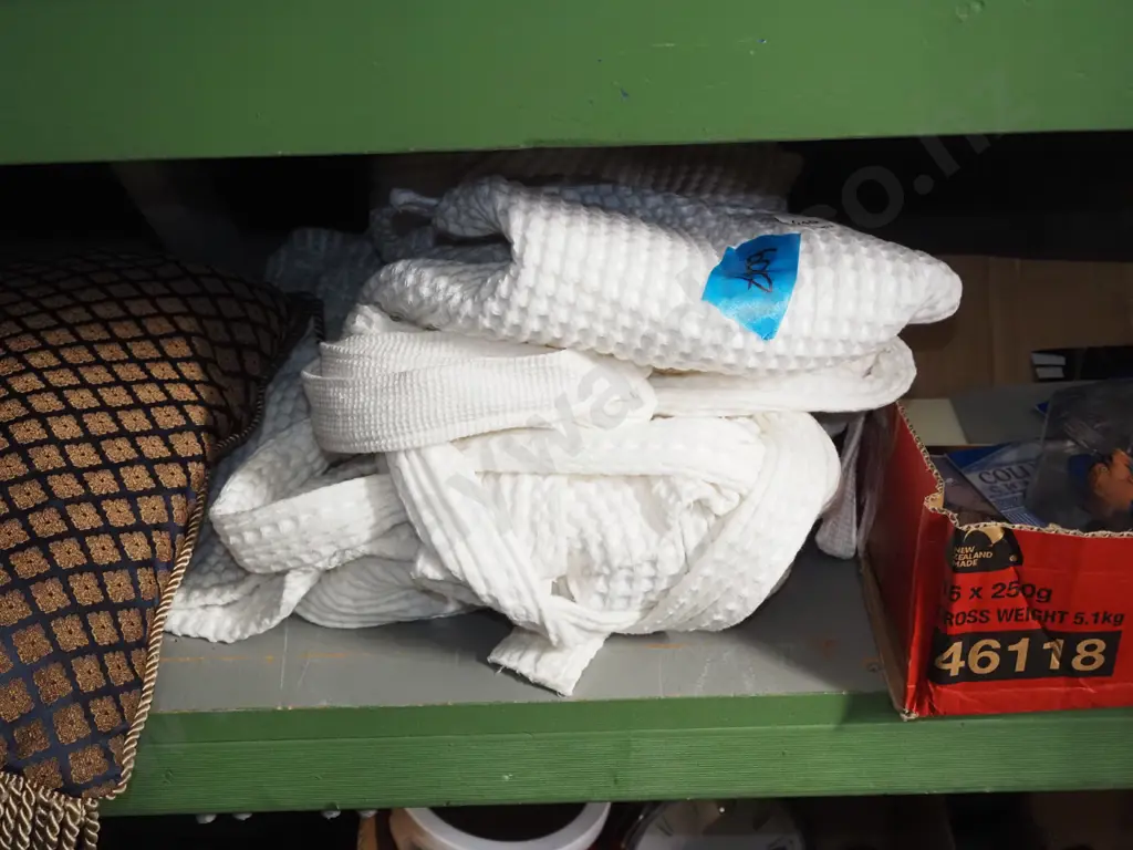 2x white bath robes Image 1++