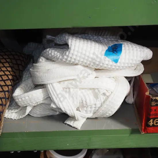 2x white bath robes
