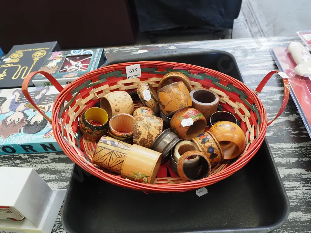 coloured cane basket, wooden napkin rings Image 1++