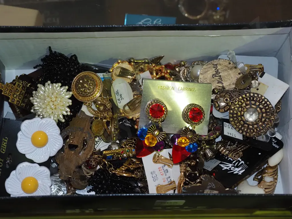 box; clip on earrings etc Image 1++