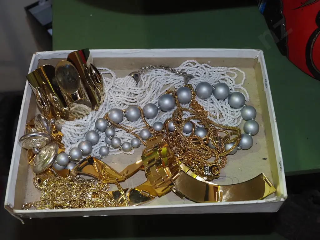 tray; costume jewellery Image 1++