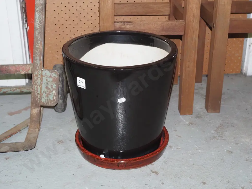 black glazed planter with red  drip tray Image 1++