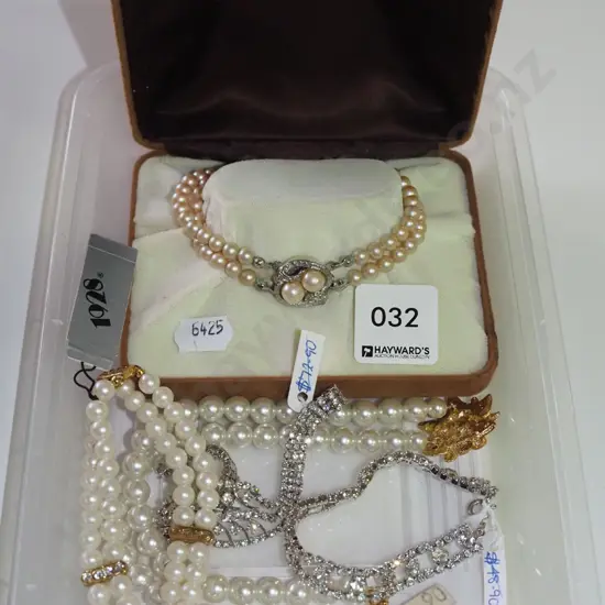 costume jewellery; necklaces, bracelet etc