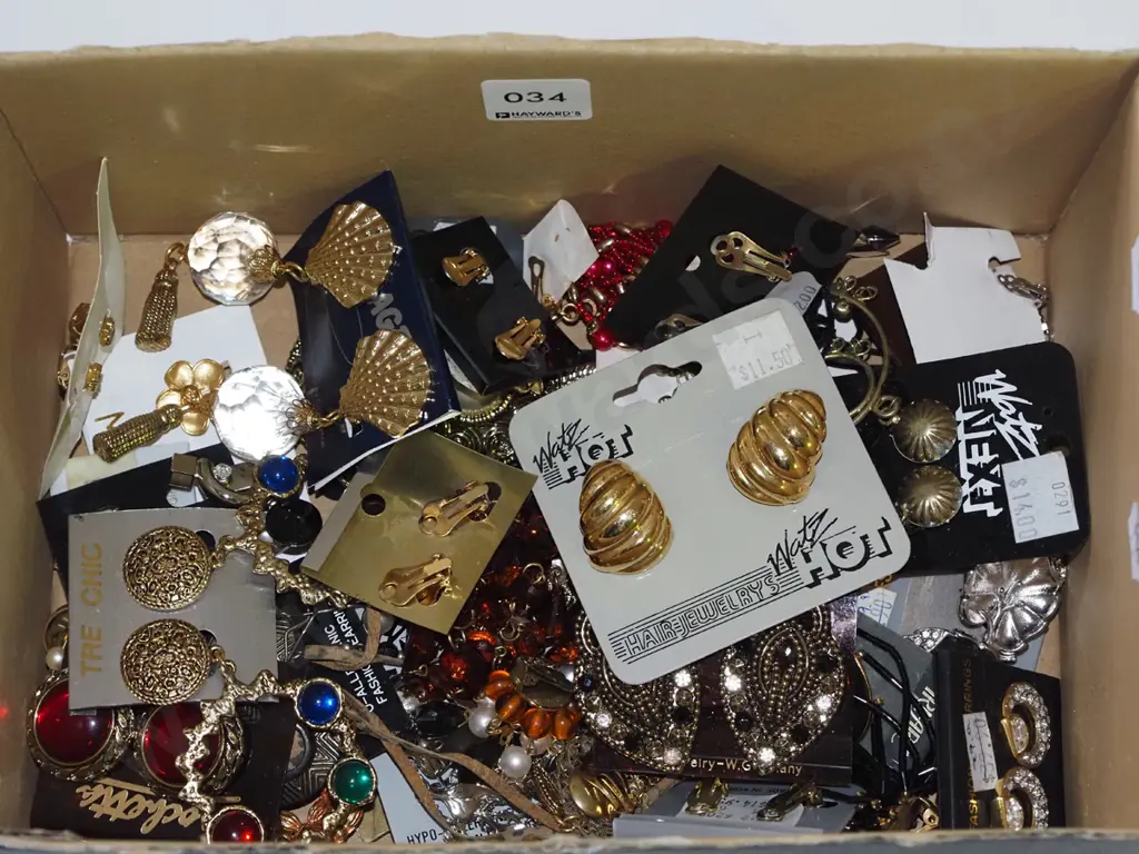 box of costume jewellery; clip on earrings etc Image 1++
