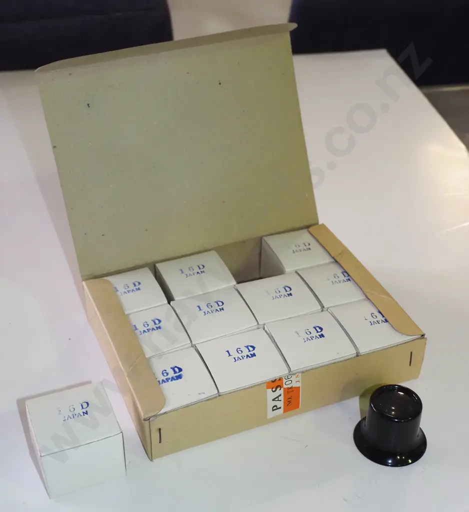 box of 12 Japanese 16D jeweller's loupes Image 1++