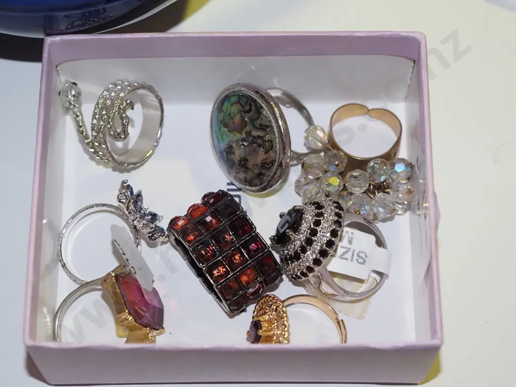 box of costume rings Image 1++